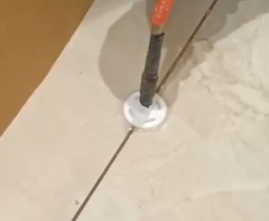 城阳瓷砖空鼓维修公司专业解答瓷砖在铺贴过程中，如果没有涂抹均匀到位的粘结材料（如水泥砂浆或瓷砖胶），可能会导致以下问题