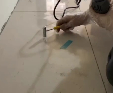 城阳瓷砖开裂维修公司专业分享瓷砖在铺贴前如果没有沥干水分，将会导致以下问题