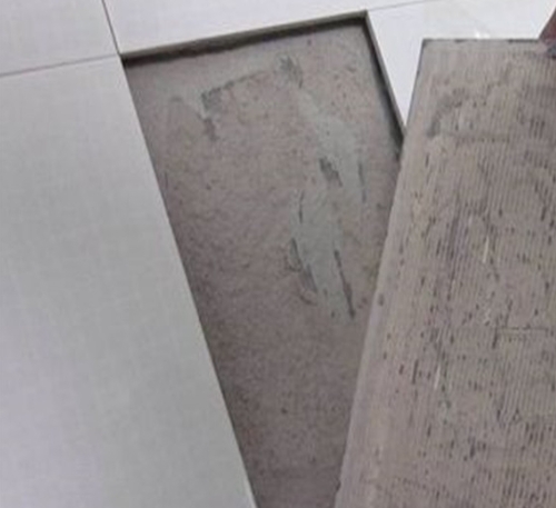 城阳瓷砖空鼓维修公司分享瓷砖铺贴时如果打浆（即涂抹在瓷砖背面和基层上的砂浆或瓷砖胶）过少，会带来以下问题